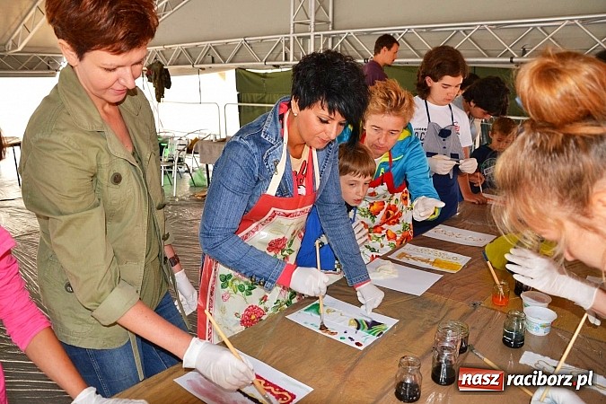 Zdjęcie w galerii na portalu naszraciborz.pl: Na zamku malują woskiem. Warsztaty batiku rozpoczęte wiadomości z regionu