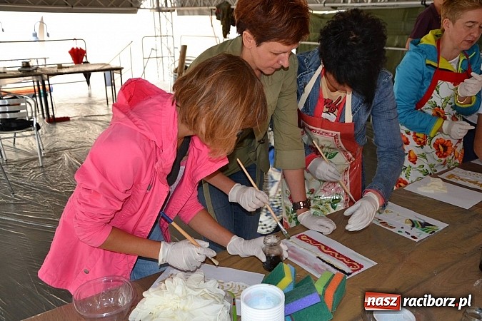 Zdjęcie w galerii na portalu naszraciborz.pl: Na zamku malują woskiem. Warsztaty batiku rozpoczęte wiadomości z regionu
