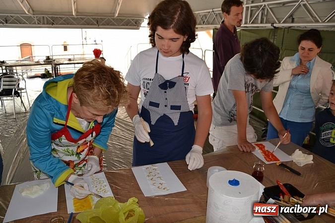 Zdjęcie w galerii na portalu naszraciborz.pl: Na zamku malują woskiem. Warsztaty batiku rozpoczęte wiadomości z regionu