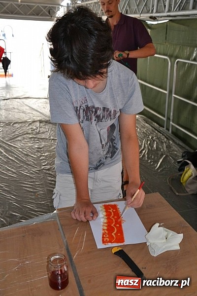 Zdjęcie w galerii na portalu naszraciborz.pl: Na zamku malują woskiem. Warsztaty batiku rozpoczęte wiadomości z regionu