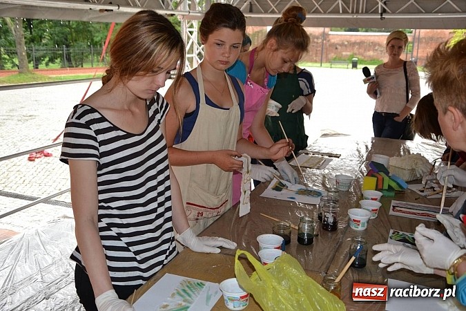 Zdjęcie w galerii na portalu naszraciborz.pl: Na zamku malują woskiem. Warsztaty batiku rozpoczęte wiadomości z regionu