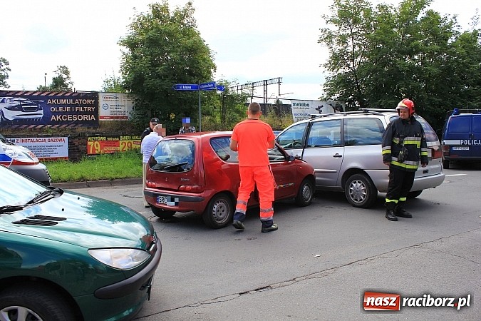 Zdjęcie w galerii na portalu naszraciborz.pl: Kraksa na skrzyżowaniu Kolejowej i Staszica wiadomości z regionu
