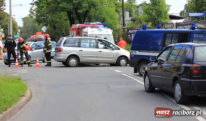 Zdjęcie w galerii na portalu naszraciborz.pl: Kraksa na skrzyżowaniu Kolejowej i Staszica wiadomości z regionu