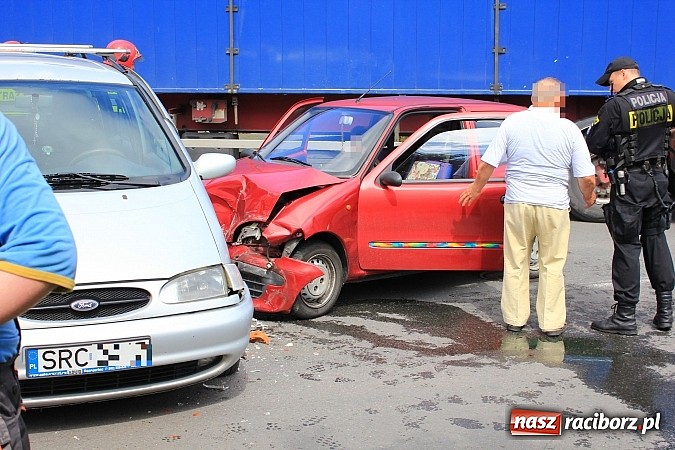 Zdjęcie w galerii na portalu naszraciborz.pl: Kraksa na skrzyżowaniu Kolejowej i Staszica wiadomości z regionu