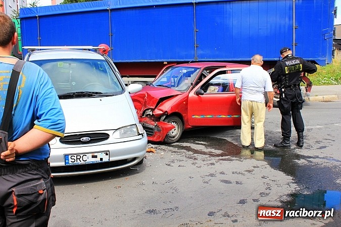 Zdjęcie w galerii na portalu naszraciborz.pl: Kraksa na skrzyżowaniu Kolejowej i Staszica wiadomości z regionu