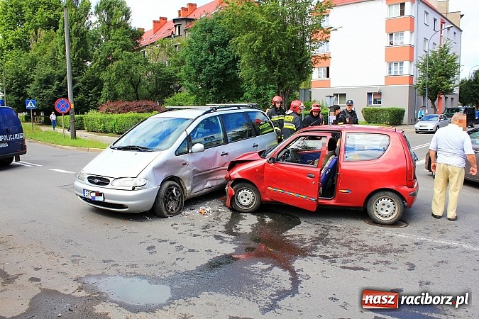 Zdjęcie w galerii na portalu naszraciborz.pl: Kraksa na skrzyżowaniu Kolejowej i Staszica wiadomości z regionu