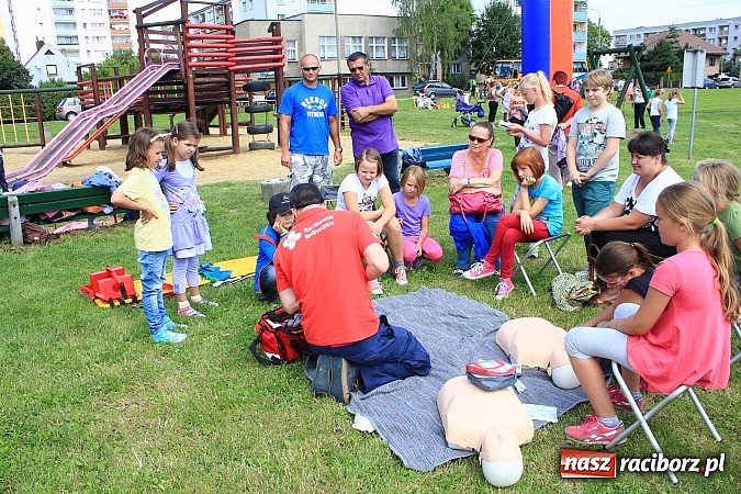 Zdjęcie w galerii na portalu naszraciborz.pl: Nie używam - żyję zdrowo i świadomie, czyli piknik z policją przy klubie M5 wiadomości z regionu