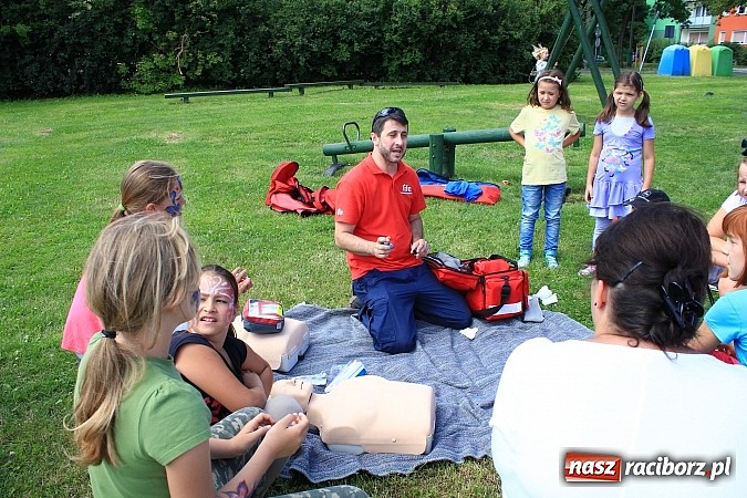 Zdjęcie w galerii na portalu naszraciborz.pl: Nie używam - żyję zdrowo i świadomie, czyli piknik z policją przy klubie M5 wiadomości z regionu