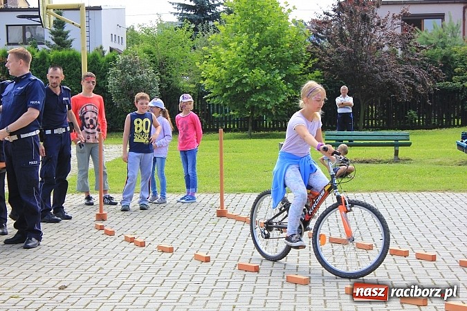 Zdjęcie w galerii na portalu naszraciborz.pl: Nie używam - żyję zdrowo i świadomie, czyli piknik z policją przy klubie M5 wiadomości z regionu