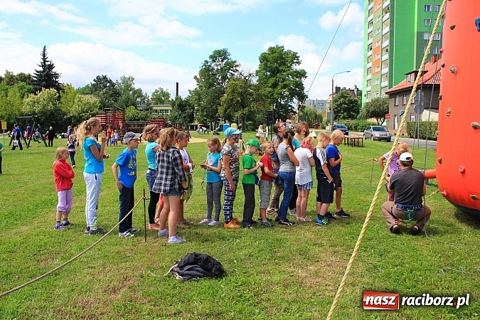 Zdjęcie w galerii na portalu naszraciborz.pl: Nie używam - żyję zdrowo i świadomie, czyli piknik z policją przy klubie M5 wiadomości z regionu