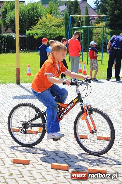 Zdjęcie w galerii na portalu naszraciborz.pl: Nie używam - żyję zdrowo i świadomie, czyli piknik z policją przy klubie M5 wiadomości z regionu