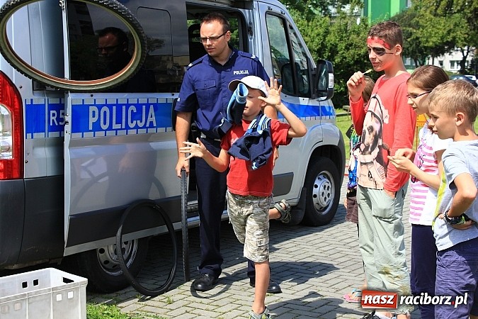 Zdjęcie w galerii na portalu naszraciborz.pl: Nie używam - żyję zdrowo i świadomie, czyli piknik z policją przy klubie M5 wiadomości z regionu