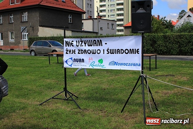 Zdjęcie w galerii na portalu naszraciborz.pl: Nie używam - żyję zdrowo i świadomie, czyli piknik z policją przy klubie M5 wiadomości z regionu