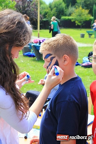 Zdjęcie w galerii na portalu naszraciborz.pl: Nie używam - żyję zdrowo i świadomie, czyli piknik z policją przy klubie M5 wiadomości z regionu