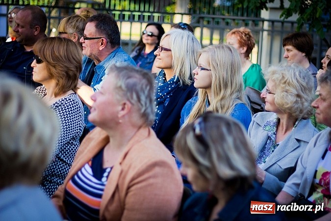 Zdjęcie w galerii na portalu naszraciborz.pl: Walc serca Roksany Lewak na schodach książnicy wiadomości z regionu