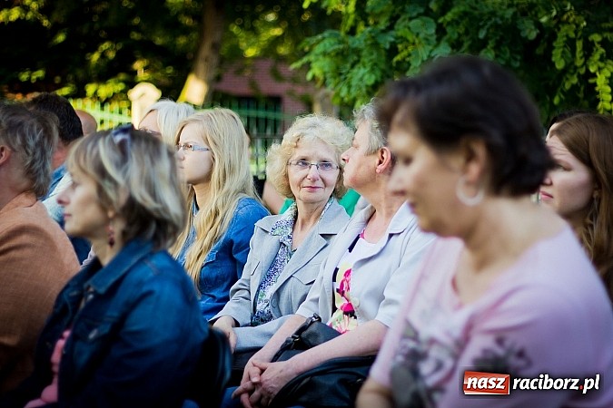 Zdjęcie w galerii na portalu naszraciborz.pl: Walc serca Roksany Lewak na schodach książnicy wiadomości z regionu
