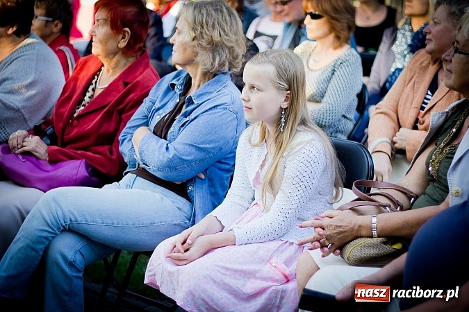Zdjęcie w galerii na portalu naszraciborz.pl: Walc serca Roksany Lewak na schodach książnicy wiadomości z regionu