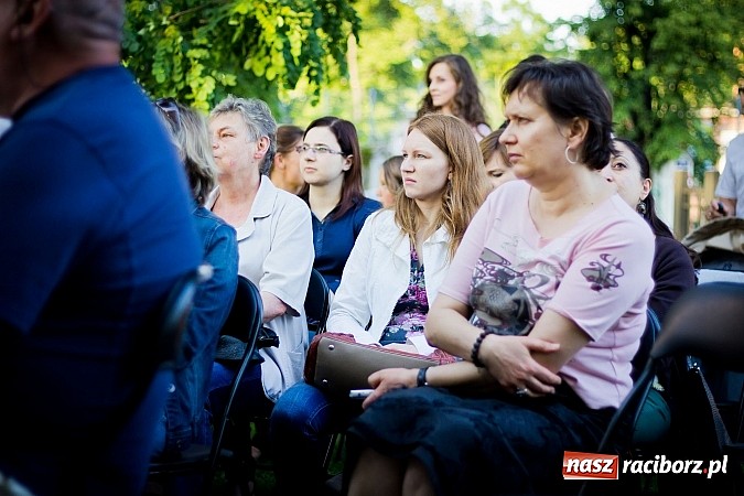 Zdjęcie w galerii na portalu naszraciborz.pl: Walc serca Roksany Lewak na schodach książnicy wiadomości z regionu