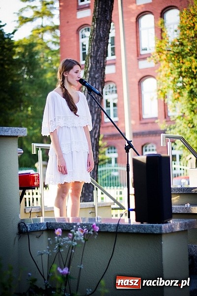 Zdjęcie w galerii na portalu naszraciborz.pl: Walc serca Roksany Lewak na schodach książnicy wiadomości z regionu