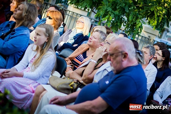 Zdjęcie w galerii na portalu naszraciborz.pl: Walc serca Roksany Lewak na schodach książnicy wiadomości z regionu