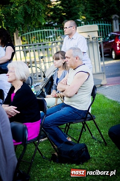 Zdjęcie w galerii na portalu naszraciborz.pl: Walc serca Roksany Lewak na schodach książnicy wiadomości z regionu