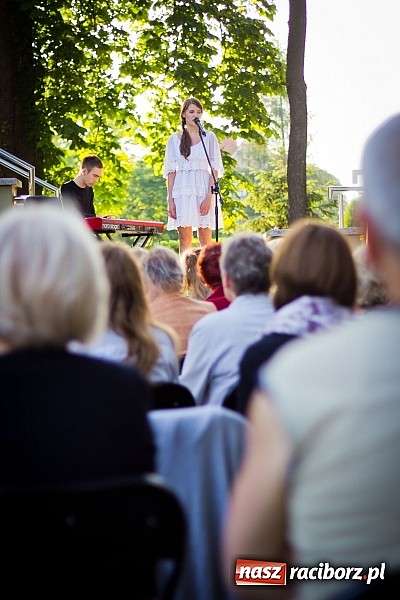Zdjęcie w galerii na portalu naszraciborz.pl: Walc serca Roksany Lewak na schodach książnicy wiadomości z regionu
