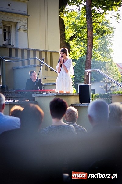 Zdjęcie w galerii na portalu naszraciborz.pl: Walc serca Roksany Lewak na schodach książnicy wiadomości z regionu