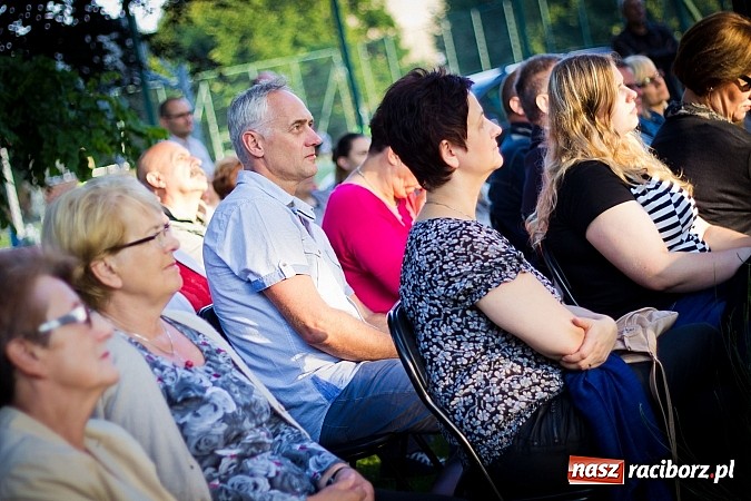 Zdjęcie w galerii na portalu naszraciborz.pl: Walc serca Roksany Lewak na schodach książnicy wiadomości z regionu
