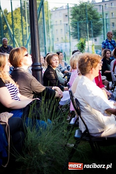 Zdjęcie w galerii na portalu naszraciborz.pl: Walc serca Roksany Lewak na schodach książnicy wiadomości z regionu