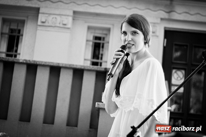 Zdjęcie w galerii na portalu naszraciborz.pl: Walc serca Roksany Lewak na schodach książnicy wiadomości z regionu