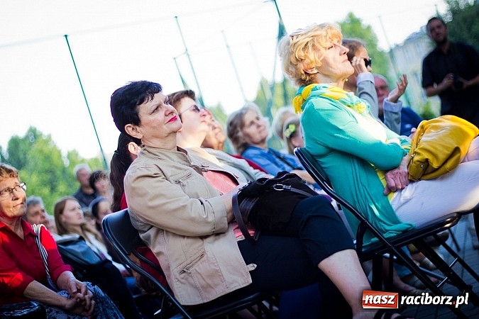 Zdjęcie w galerii na portalu naszraciborz.pl: Walc serca Roksany Lewak na schodach książnicy wiadomości z regionu