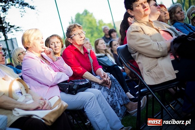 Zdjęcie w galerii na portalu naszraciborz.pl: Walc serca Roksany Lewak na schodach książnicy wiadomości z regionu