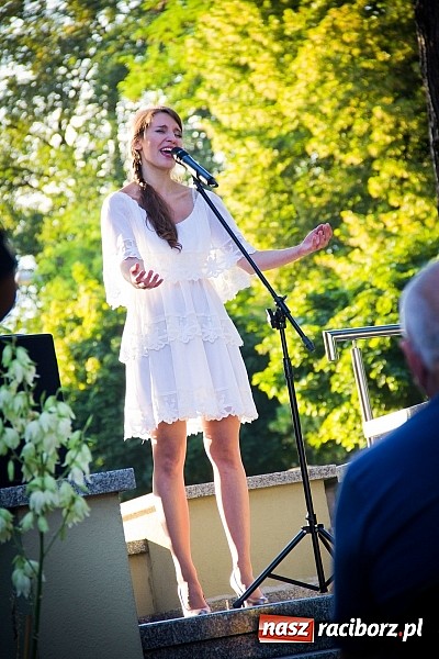 Zdjęcie w galerii na portalu naszraciborz.pl: Walc serca Roksany Lewak na schodach książnicy wiadomości z regionu