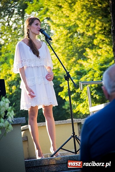 Zdjęcie w galerii na portalu naszraciborz.pl: Walc serca Roksany Lewak na schodach książnicy wiadomości z regionu