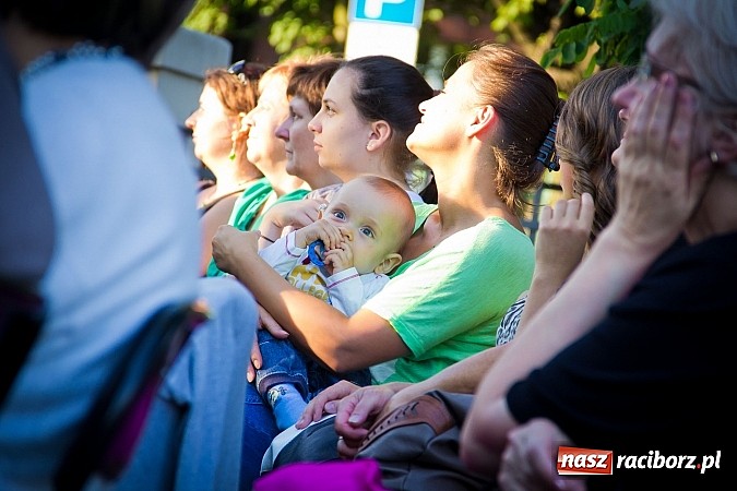 Zdjęcie w galerii na portalu naszraciborz.pl: Walc serca Roksany Lewak na schodach książnicy wiadomości z regionu