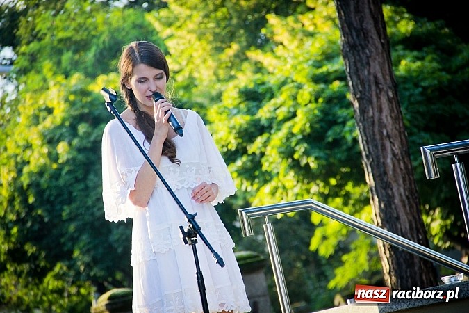 Zdjęcie w galerii na portalu naszraciborz.pl: Walc serca Roksany Lewak na schodach książnicy wiadomości z regionu