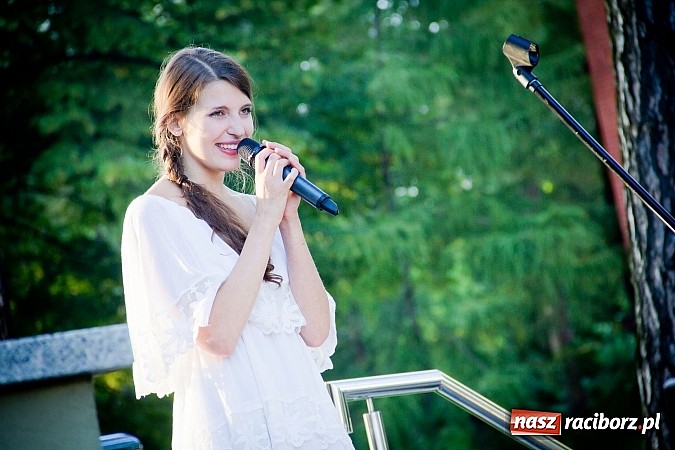 Zdjęcie w galerii na portalu naszraciborz.pl: Walc serca Roksany Lewak na schodach książnicy wiadomości z regionu