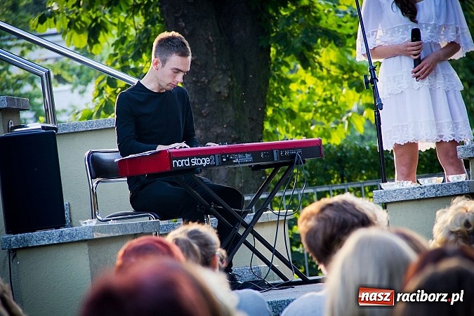 Zdjęcie w galerii na portalu naszraciborz.pl: Walc serca Roksany Lewak na schodach książnicy wiadomości z regionu
