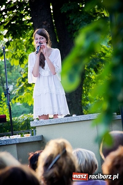 Zdjęcie w galerii na portalu naszraciborz.pl: Walc serca Roksany Lewak na schodach książnicy wiadomości z regionu