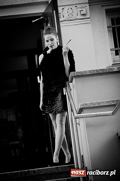 Zdjęcie w galerii na portalu naszraciborz.pl: Walc serca Roksany Lewak na schodach książnicy wiadomości z regionu