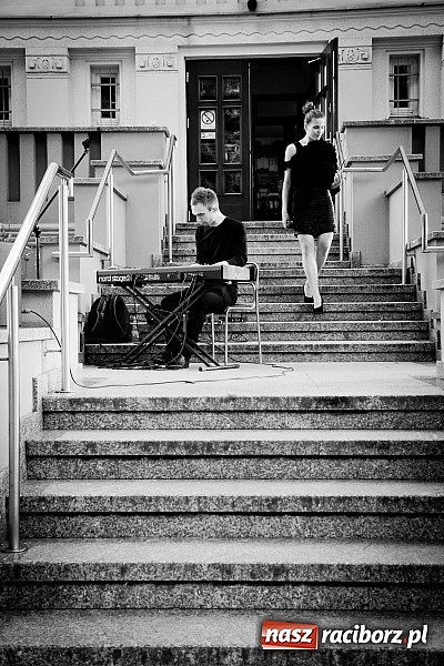 Zdjęcie w galerii na portalu naszraciborz.pl: Walc serca Roksany Lewak na schodach książnicy wiadomości z regionu
