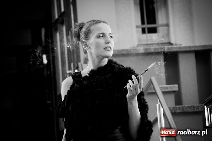 Zdjęcie w galerii na portalu naszraciborz.pl: Walc serca Roksany Lewak na schodach książnicy wiadomości z regionu