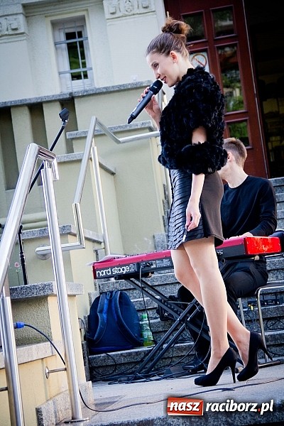 Zdjęcie w galerii na portalu naszraciborz.pl: Walc serca Roksany Lewak na schodach książnicy wiadomości z regionu