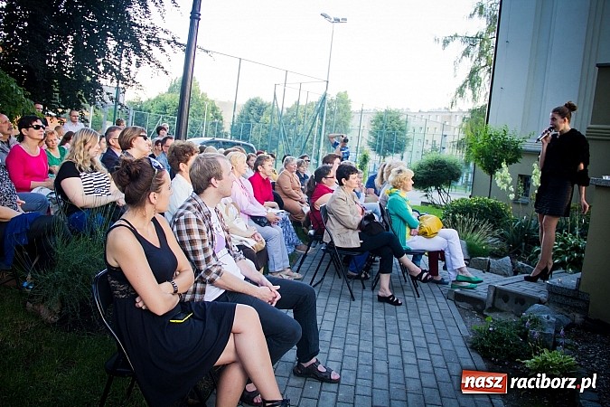 Zdjęcie w galerii na portalu naszraciborz.pl: Walc serca Roksany Lewak na schodach książnicy wiadomości z regionu