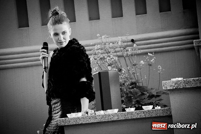 Zdjęcie w galerii na portalu naszraciborz.pl: Walc serca Roksany Lewak na schodach książnicy wiadomości z regionu