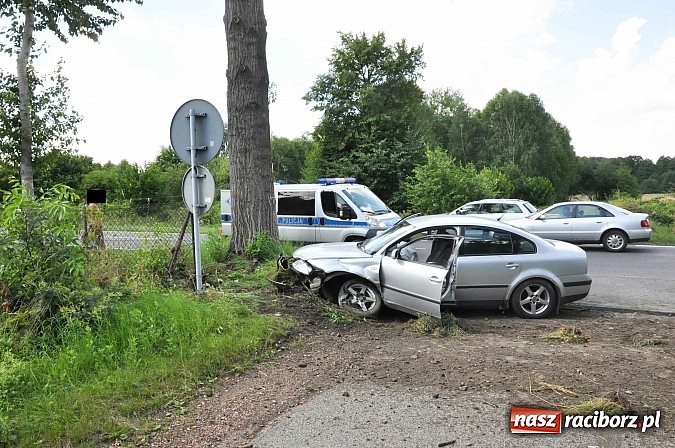 Zdjęcie w galerii na portalu naszraciborz.pl: Passat podczas wyprzedzania wypadł z drogi Babice-Markowice wiadomości z regionu