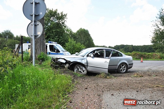 Zdjęcie w galerii na portalu naszraciborz.pl: Passat podczas wyprzedzania wypadł z drogi Babice-Markowice wiadomości z regionu