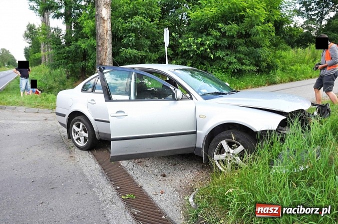 Zdjęcie w galerii na portalu naszraciborz.pl: Passat podczas wyprzedzania wypadł z drogi Babice-Markowice wiadomości z regionu