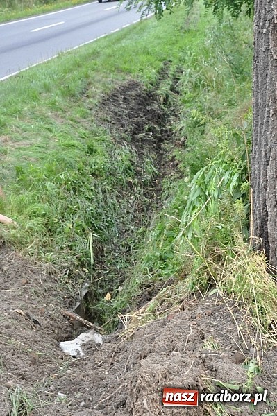 Zdjęcie w galerii na portalu naszraciborz.pl: Passat podczas wyprzedzania wypadł z drogi Babice-Markowice wiadomości z regionu