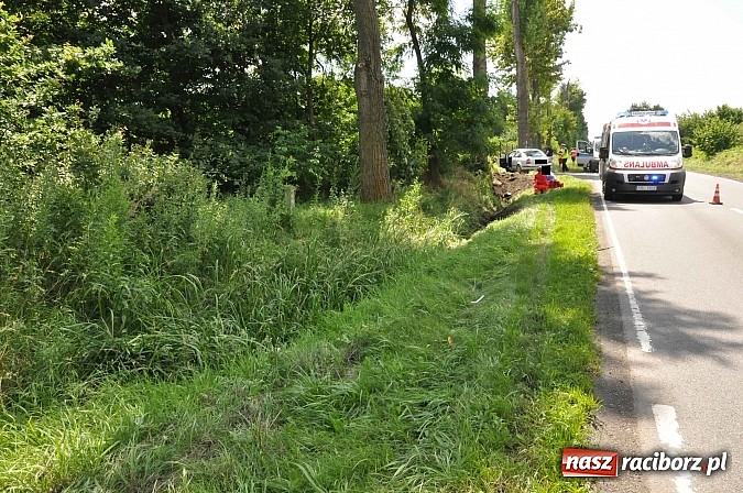 Zdjęcie w galerii na portalu naszraciborz.pl: Passat podczas wyprzedzania wypadł z drogi Babice-Markowice wiadomości z regionu